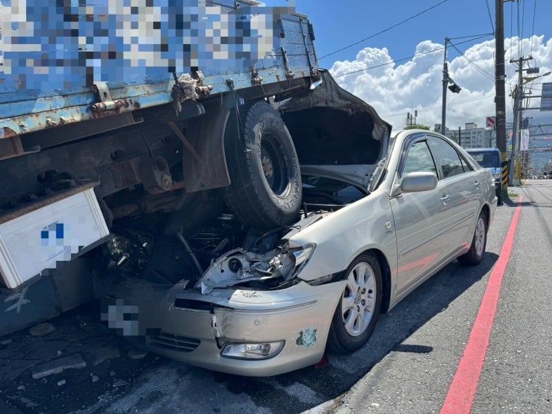 小貨車被「硬上」 肇事車駕駛疑似「毒駕」