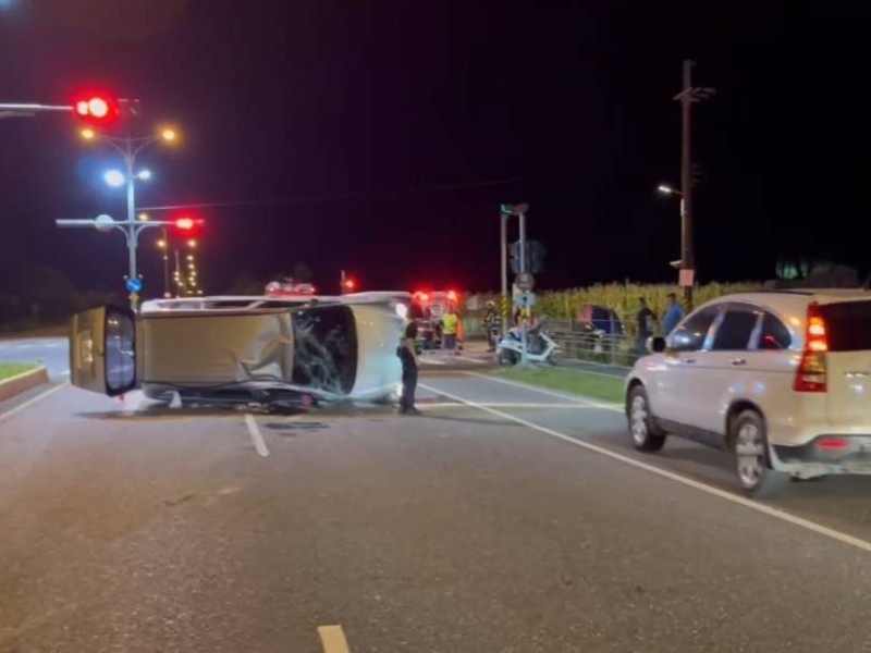 夜間為閃避「貓咪」翻車! 4成人、3孩童擦挫傷