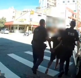 路口男女疑感情糾紛口角、肢體衝突 警強勢執法依法送辦