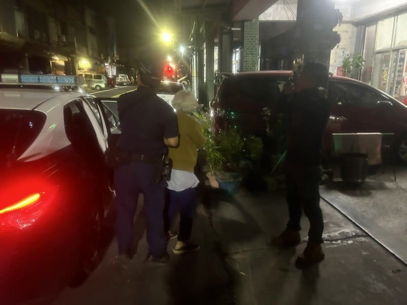 失智老嫗夜間離家走失 警助平安返家 籲配戴防走失愛心手鍊