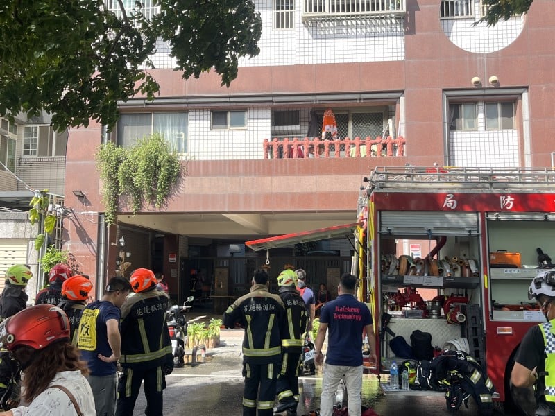 花蓮德安六街住宅火警 白煙竄出所幸無人傷亡