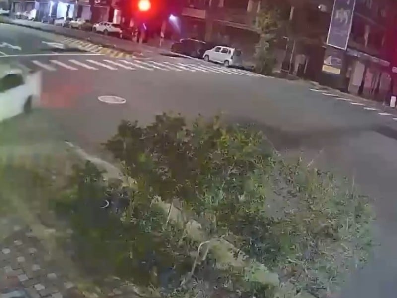 台東連航路清晨車禍　自小客車突轉彎自撞騎樓柱　2人輕傷送醫