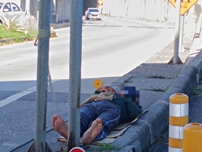 男子竟睡在花蓮市外環地下道口分隔島