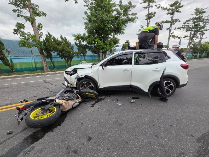 汽車與重機華西路口碰撞 騎士受傷送醫