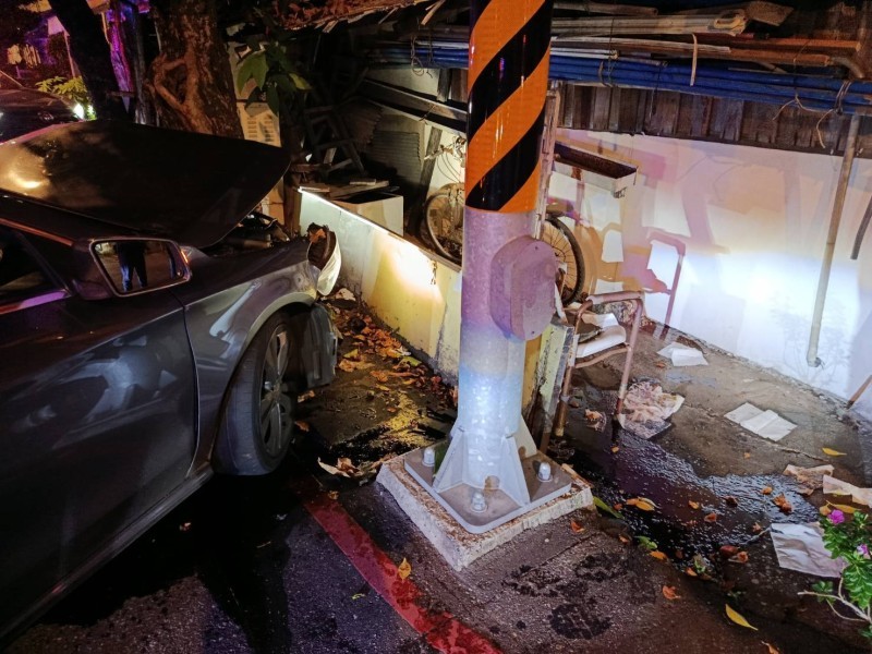 男子酒駕拒檢逃逸自撞路樹