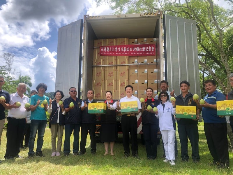 傅崐萁爭取花蓮文旦外銷大陸總計破百個貨櫃 今天封櫃35個貨櫃啓運大陸