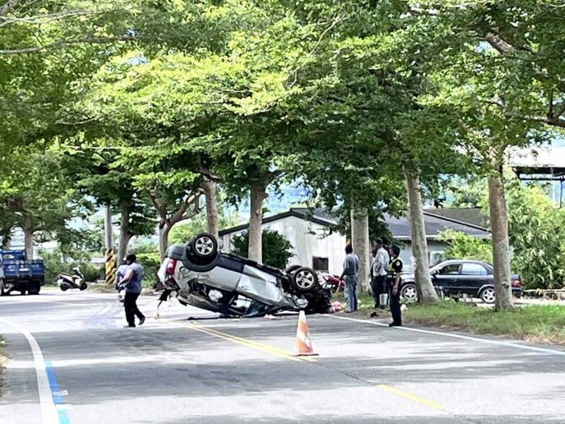駛入對向車道擦撞小貨車 再「撞路樹翻覆」2駕駛受傷送醫