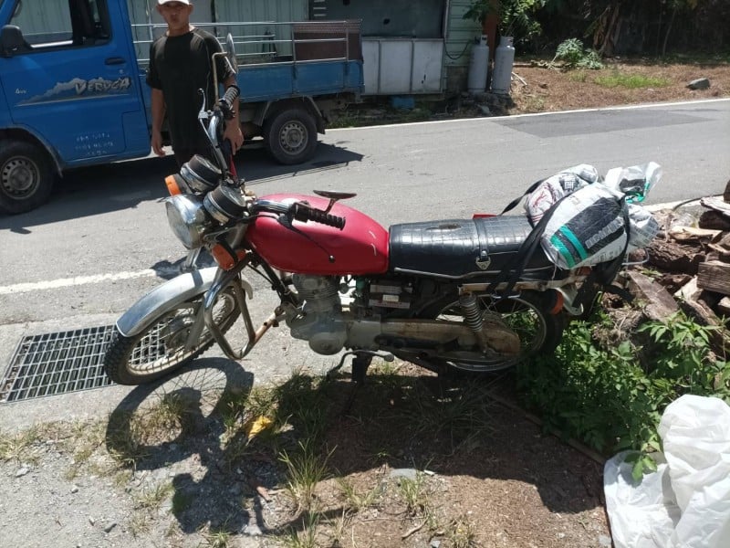 一撞就跑 ! 小貨車倒車遭無牌機車追撞 盧姓騎士受傷逃了