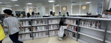 花蓮高商圖書館升級啟用　InfoHub成智慧學習新基地 新生搶先體驗數位資源