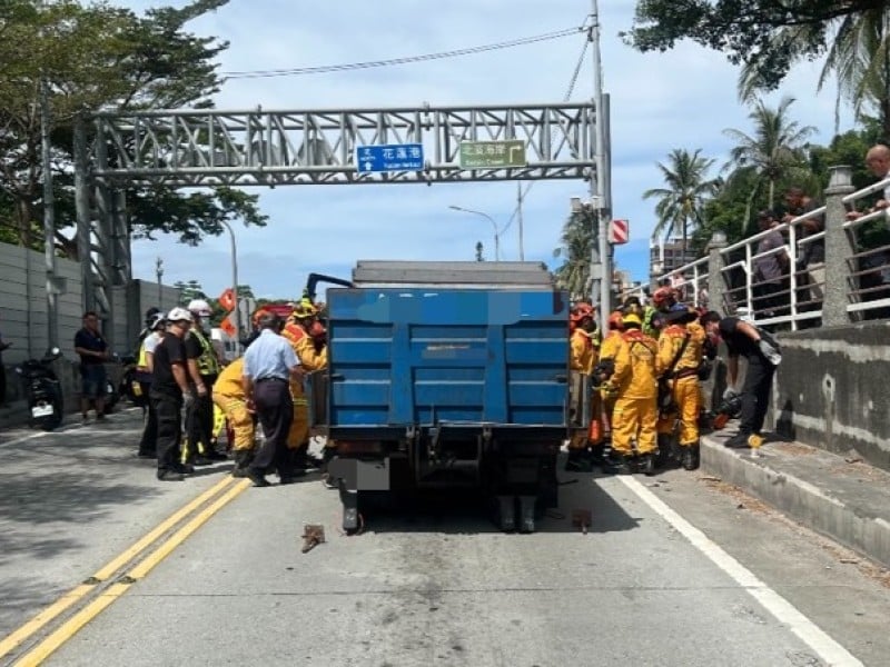 小貨車追撞聯結車 花警籲注意車前狀況及保持安全距離