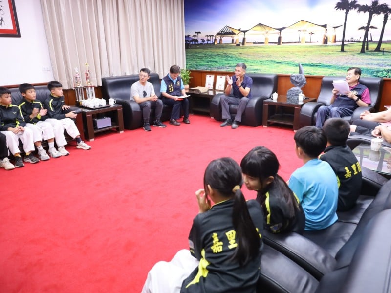 新城鄉公所表揚嘉里國小運動績優選手 何禮臺勉勵勤奮練習再創佳績