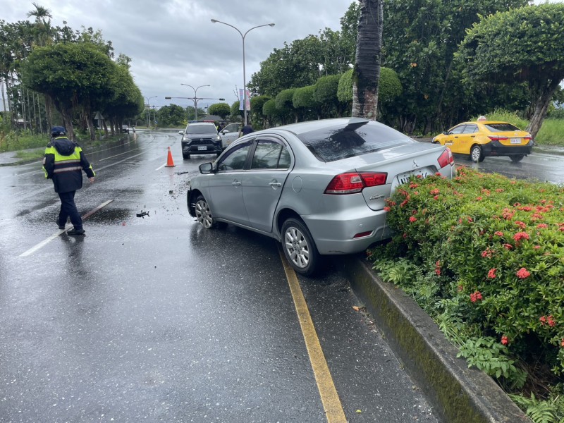 颱風暴雨路面積水 ! 小客車打滑自撞分隔島 駕駛手腳擦挫傷