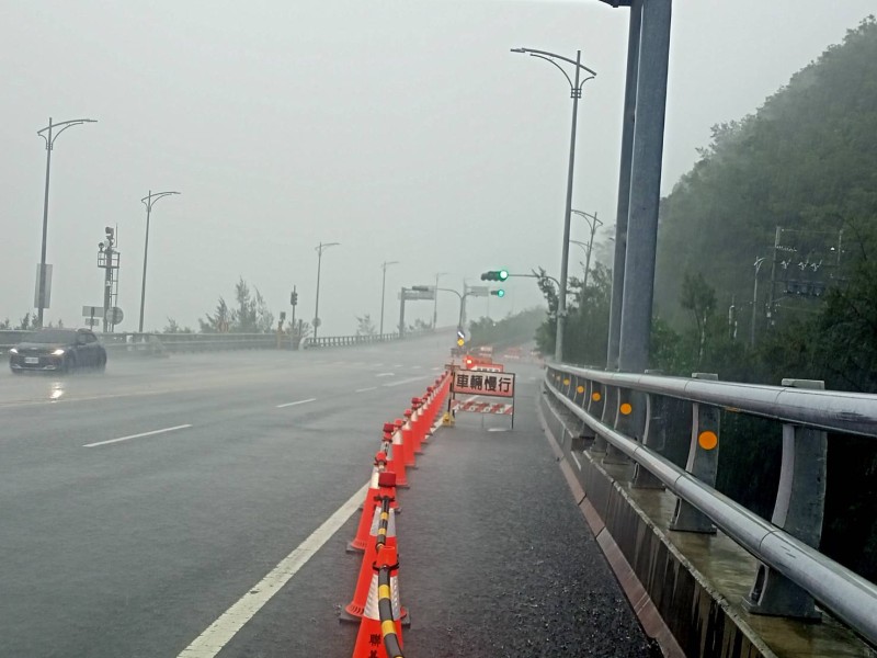受樺加沙颱風影響，台9線398K+600~400K+050(金崙-多良)南下車道已實施交通管制措施