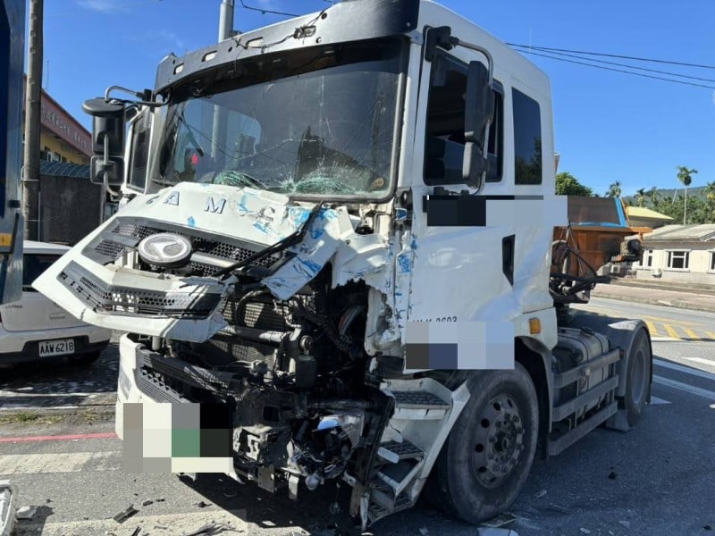 大貨車路口撞擊大型曳引車 ! 連姓駕駛身體不適拒就醫