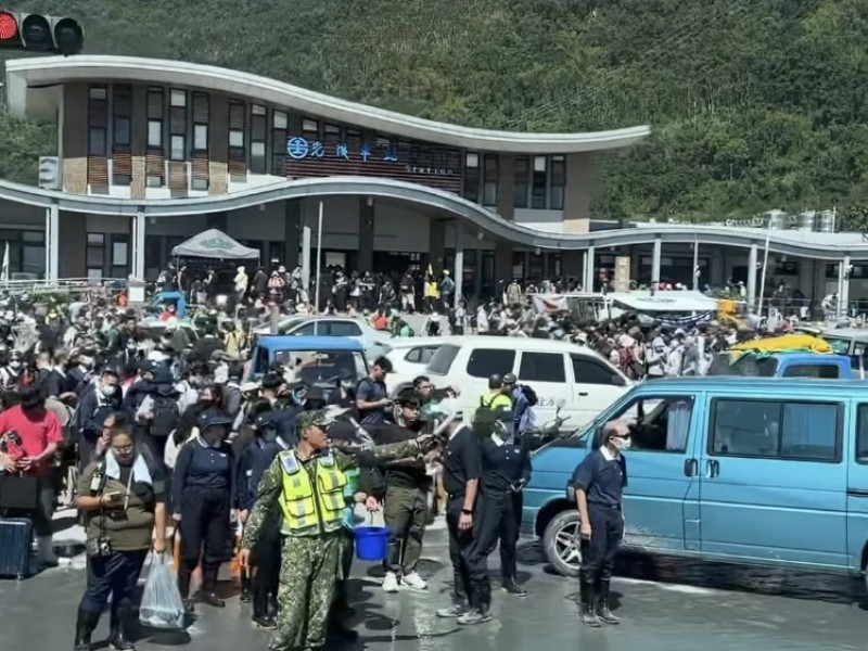 脆友Po網分享光復火車站前現況 ! 人山人海擠滿志工 網哭: 彷彿全台灣的人都到花蓮去協助