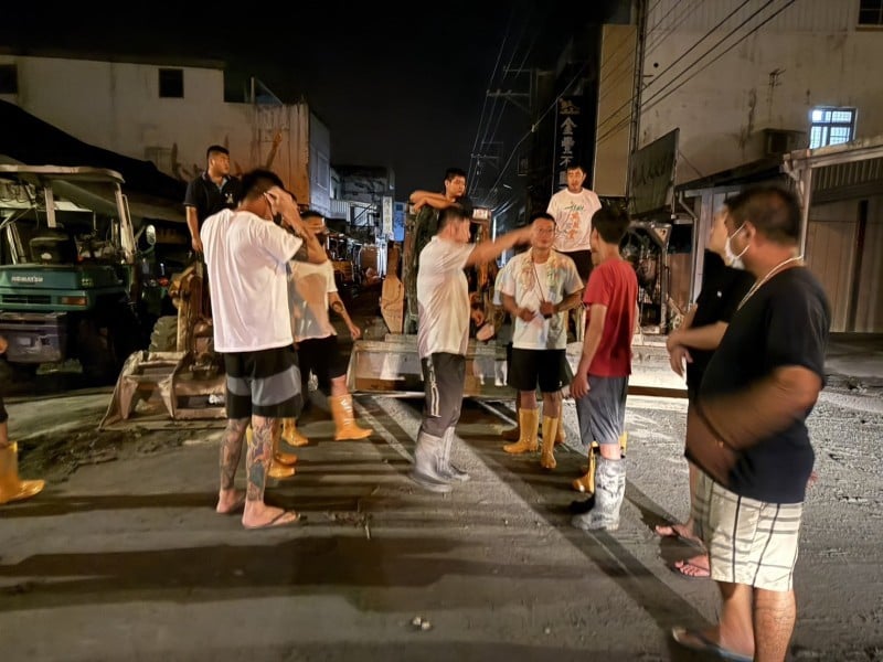 張峻協調南部企業支援重機械連夜抵達光復投入救災