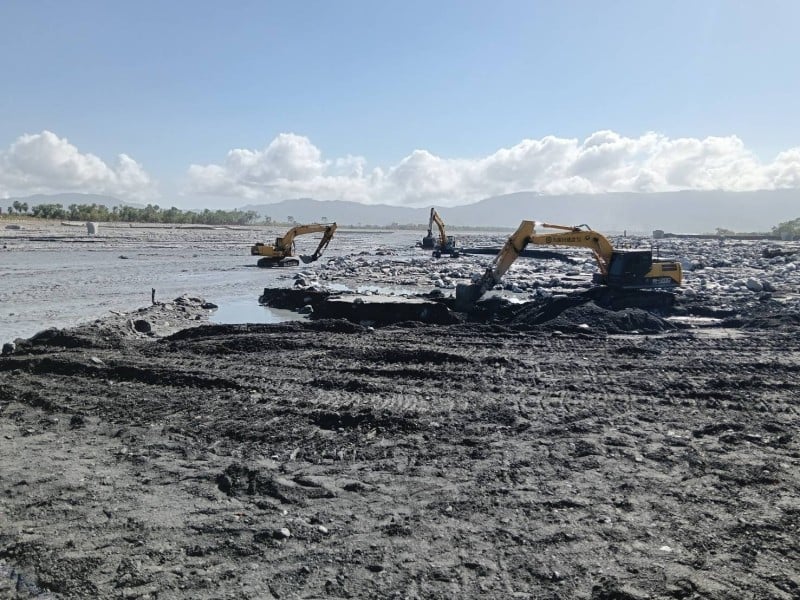 馬太鞍溪橋遭沖毀 公路局修築越溪便道