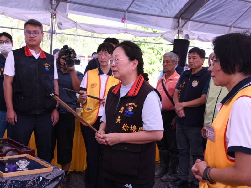 0923馬太鞍溪堰塞湖災害罹難者頭七功德法會 徐縣長陪伴家屬祈願逝者安息 生者安心