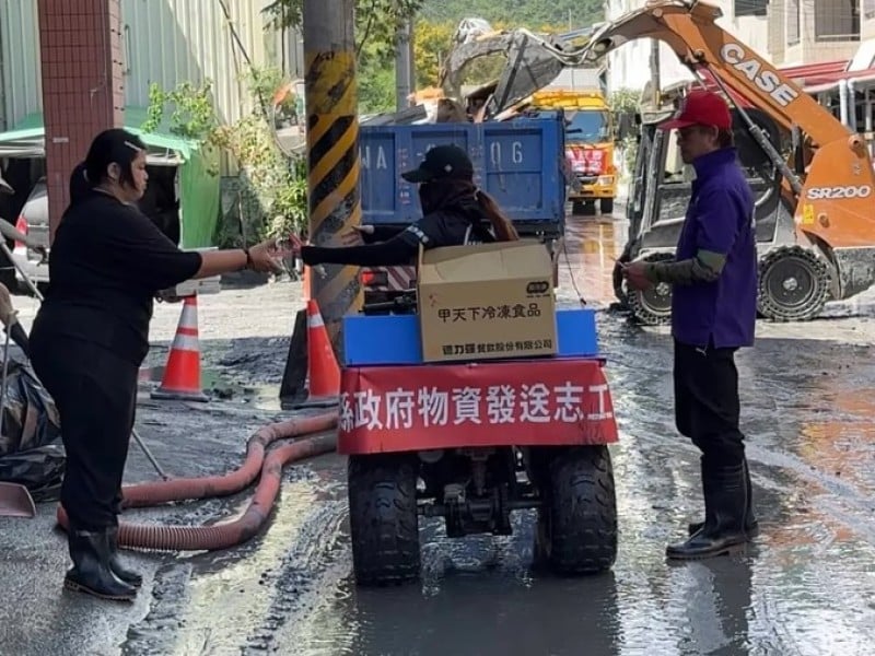 負責市中心、重災區也挺進佛祖街 ! 猛哥沙灘車「送便當」: 阿公阿嬤看到我好開心