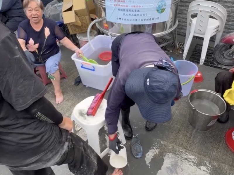 鏟子超人雙腳、雨鞋變乾淨 ! 光復火車站前 慈濟志工提供回程清洗服務