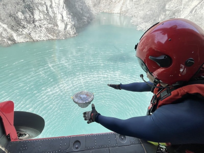 直升機堰塞抵湖面安裝「小型水位觀測浮標」壩體土石軟爛一踩即陷