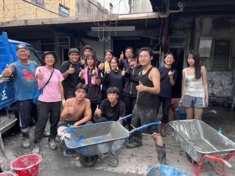 花中學生與教職員 參與光復救災復原