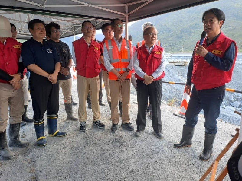 賴清德視察馬太鞍溪橋搶修復建進度