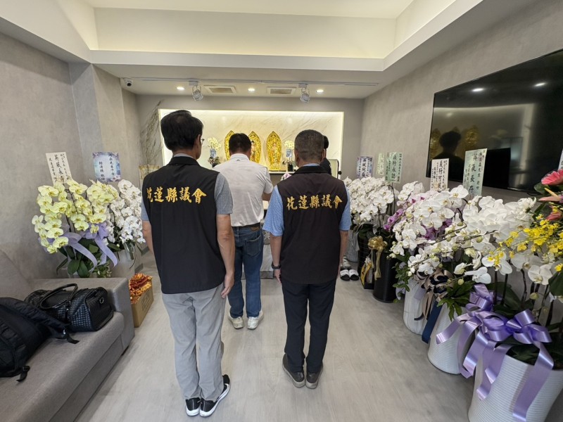 花蓮議長張峻前往桃園弔唁救災英雄林鴻森 感念無私奉獻、致上最高敬意