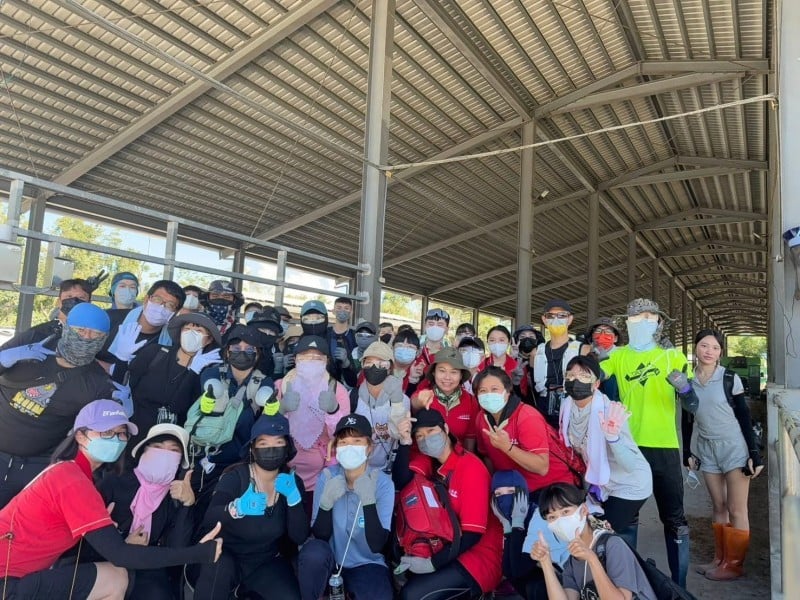 45位鏟子超人包遊覽車幫120頭牛被沖走的牧場清淤