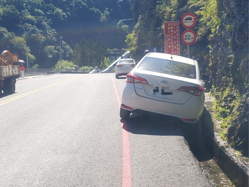 日男停車陷山溝 天祥警助脫困