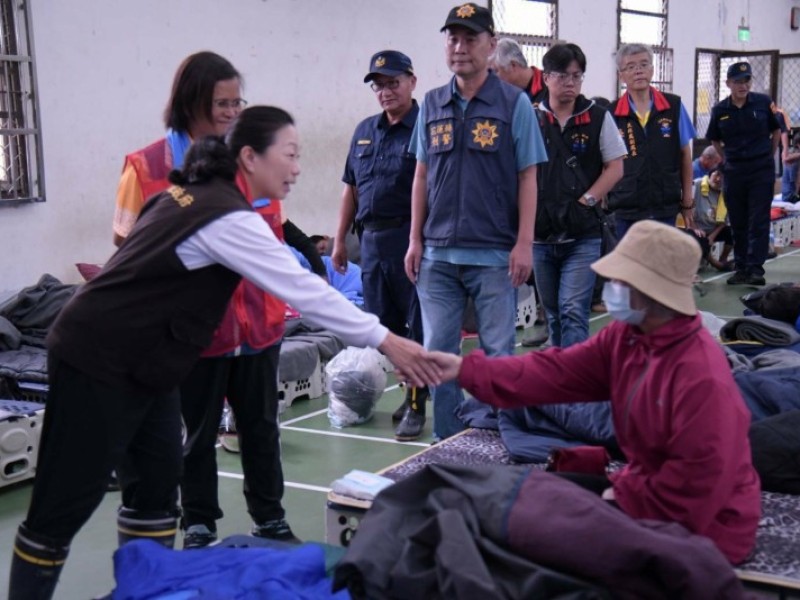 燕子口堰塞湖紅色警戒 徐榛蔚去收容所探視鄉親