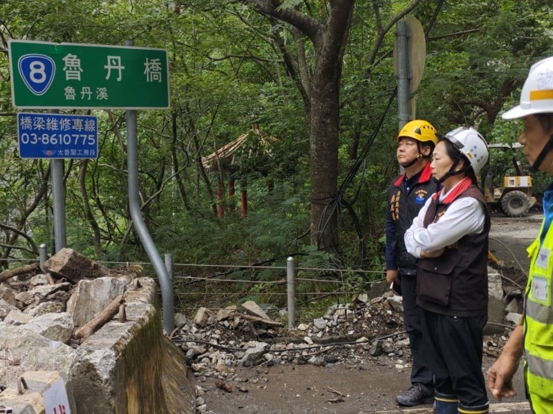 徐榛蔚視察燕子口堰塞湖
