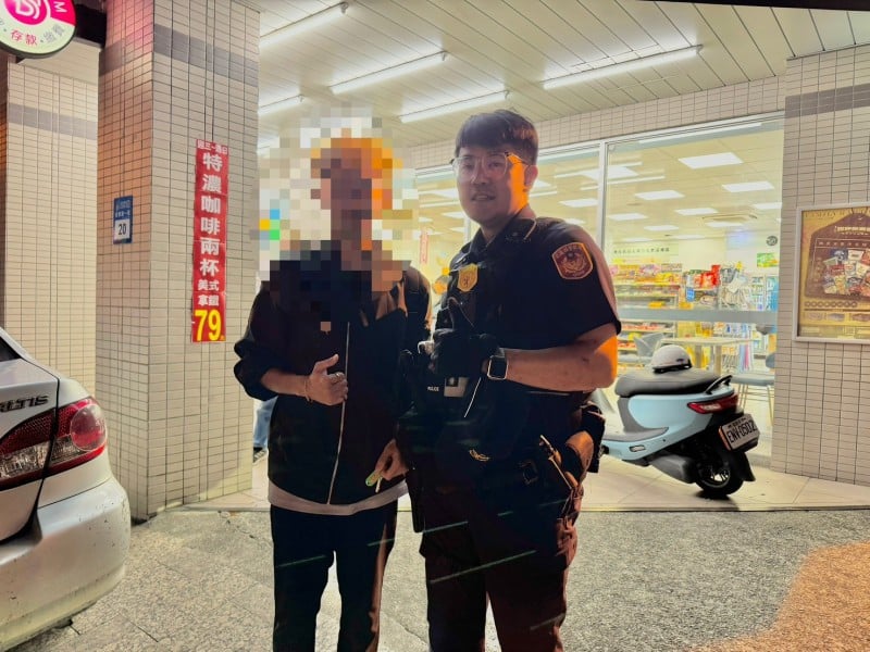 外籍男子摔倒鑰匙落水溝 太昌警即刻伸援手解危機