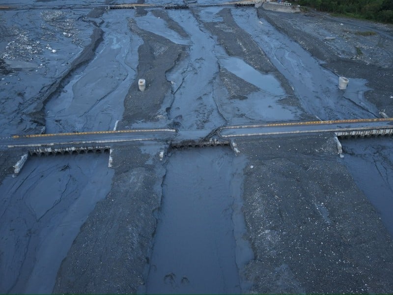 馬太鞍溪便道溢流未損結構　中央：堰塞湖穩定、公路局進場清理中 季連成：水位暫無危機，將確認安全後再公告開放時間