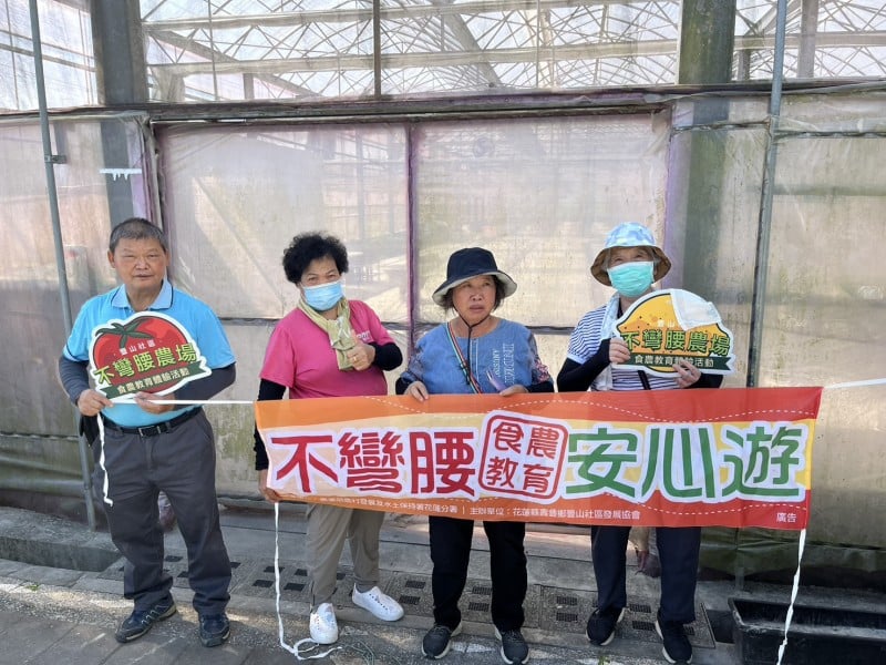 不彎腰體驗農園 安心遊」社區長者齊聚 共賞科技農業新成果