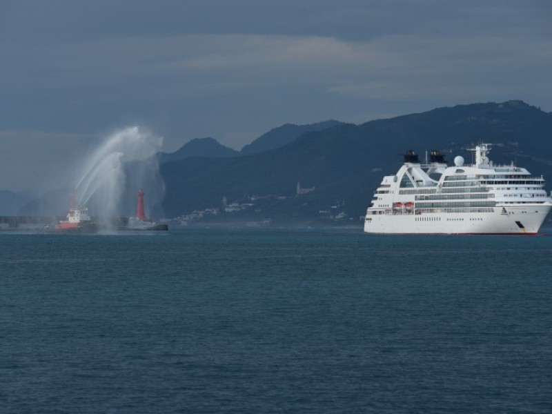 「海洋富士號」一個月內月兩度到訪花蓮港