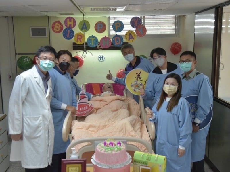 魏嘉彥為百歲榮民杜爺爺祝壽