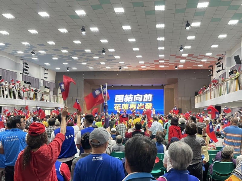 鄭麗文花蓮同台傅崐萁,喊出「團結向前」口號