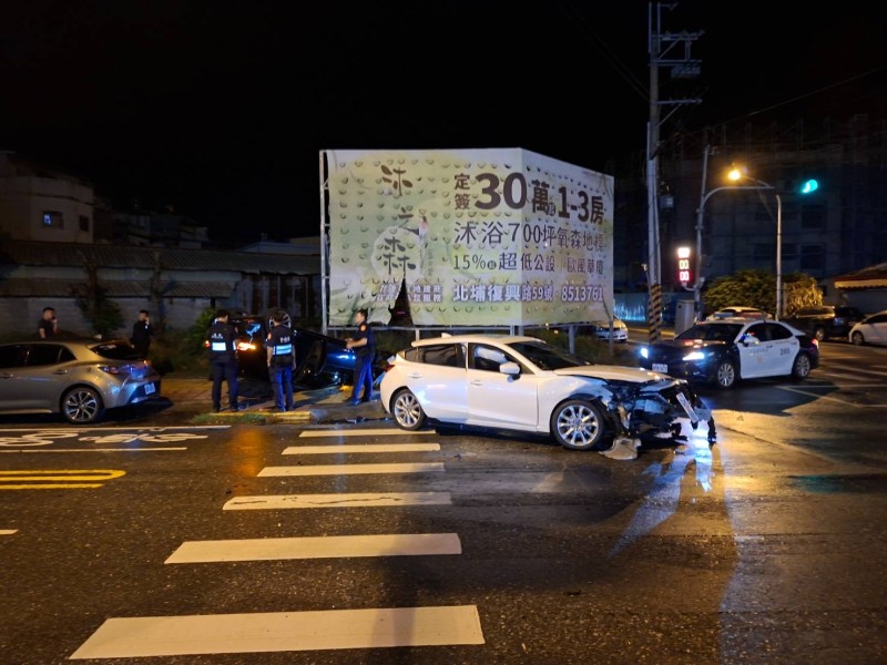 新城鄉光復路口兩車對撞 三人受傷送醫 警方釐清肇因中