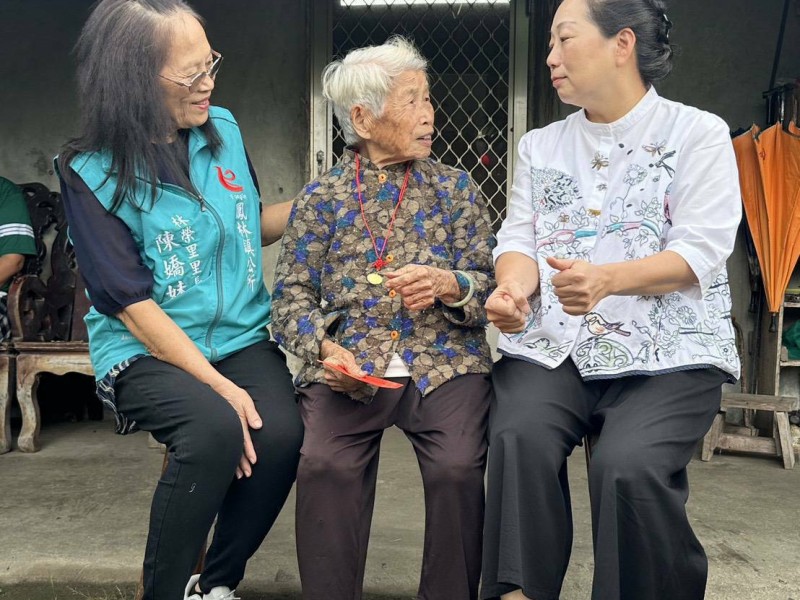 為百歲人瑞獻上關懷祝福 ! 縣長徐榛蔚親贈「重陽禮金、金鎖片及敬老狀」