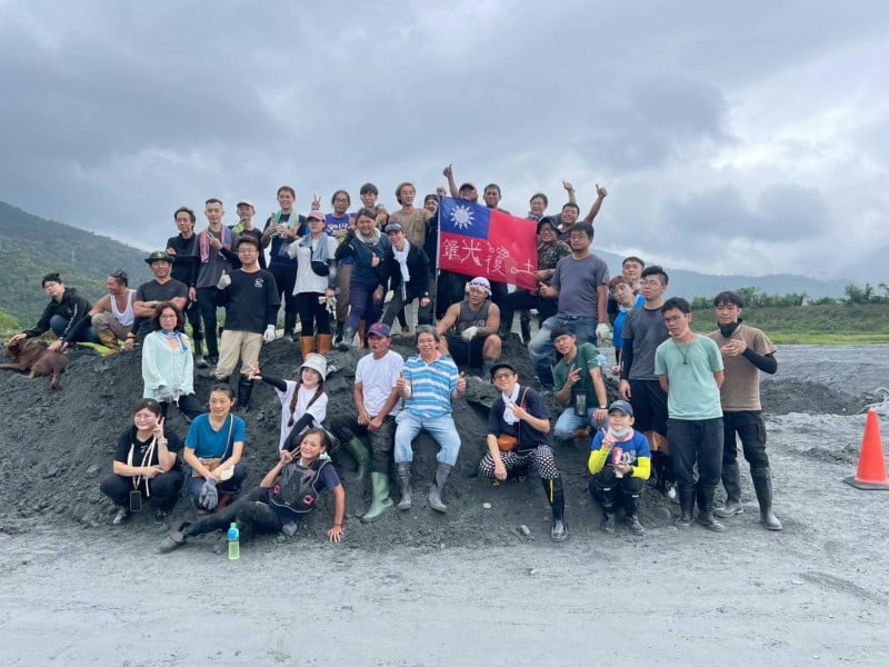 不放棄任何一個泥埋房屋 ! 光復節連假鏟子超人 攜國旗深入佛祖街開挖