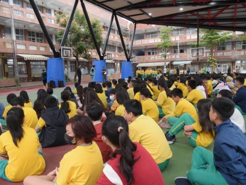 明廉國小勇奪府城盃全國分齡籃球賽雙冠 魏嘉彥親臨賀喜