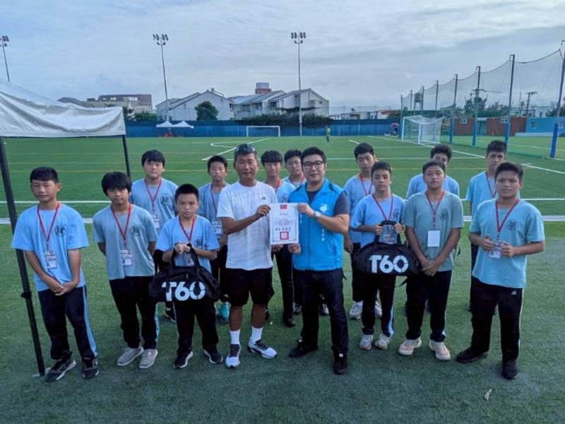 新城鄉青年會捐贈新城國中足球隊運動背包及球隊基金 理事長李紳旭勉勵在地運動選手