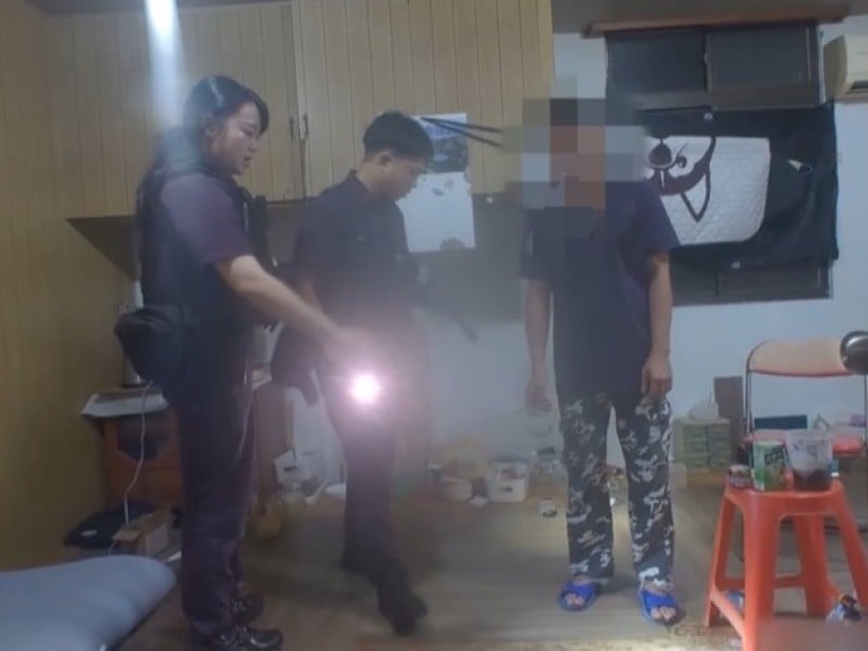 男疑竊財爆多人衝突、傷害 ! 警起獲毒品吸食器、依托咪酯殘留煙油、開山刀 2人在逃