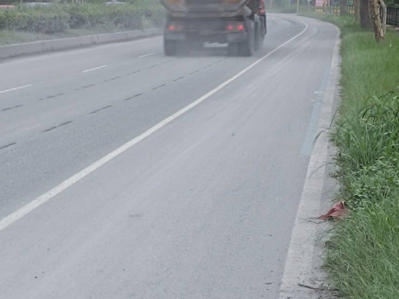 鳳林到便道「沿路漫天灰塵」灑水泥漿滿路 請用路人小心駕駛