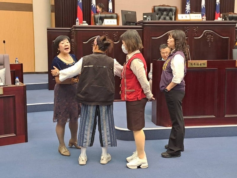 議員韓林梅質疑為何沒看到縣府115年總預算預算書