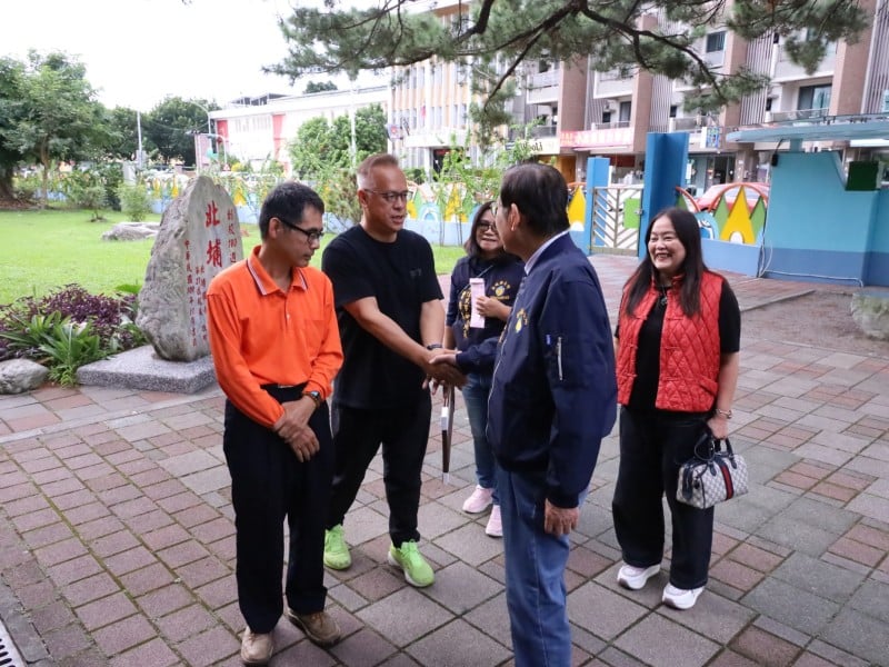 新城鄉教師莊國鑫榮獲教育部藝術教育貢獻獎 鄉長何禮臺致贈匾額感謝教育貢獻