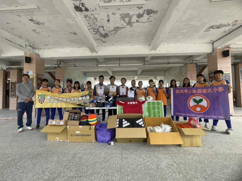 板橋地區足球團體傳愛花蓮光復國中女足