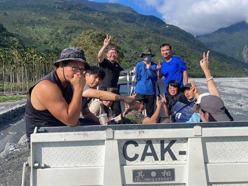 志工們不放棄 ! 今前往災區吉利潭開挖民房