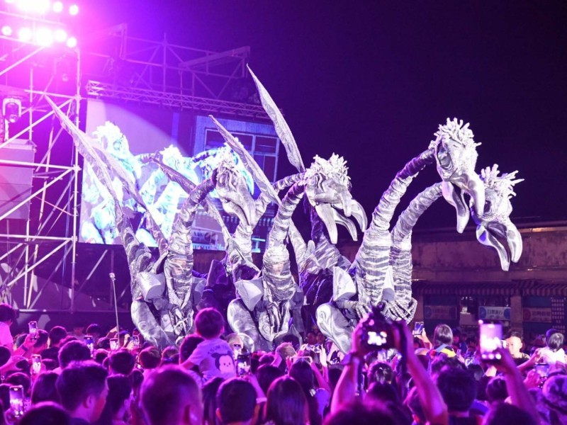 2025花蓮國際藝術節｜荷蘭近距離劇院《恐龍入侵》震撼登場 縣長徐榛蔚與鄉親們體驗沉浸式藝文盛宴